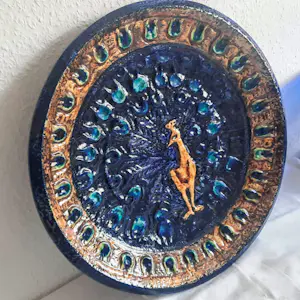 West Germany Ceramano - Wandteller Keramik mit Pfauenmotiv Mid-Century 1960er Jahre Größe 44 cm kopen? Bied vanaf 95!