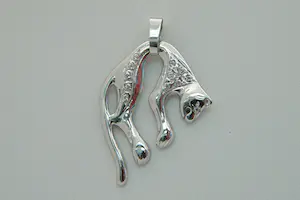 14- Mooi gedetailleerde 14 karaats wit-gouden panter hanger met 12 zirkonen kopen? Bied vanaf 190!