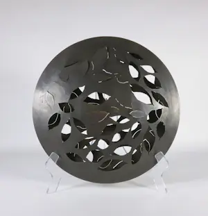 Niet of onleesbaar gesigneerd - Metalen wandsculptuur met bladmotief kopen? Bied vanaf 1!