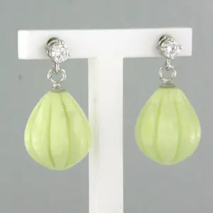 18k gouden oorhangers met limoen chrysopraas en briljant geslepen diamant kopen? Bied vanaf 385!