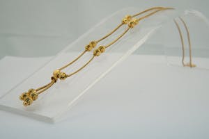 2524 - Stijlvol 18 karaats geel-gouden dames Dokiya "balletjes" halssieraad. kopen? Bied vanaf 220!