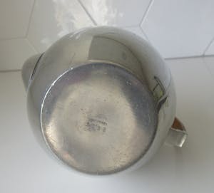 Just Andersen - Art deco tinnen theepot met gevlochten rieten handvat kopen? Bied vanaf 1!