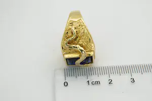 23- Mooi bewerkte 18 krt gouden "slangen" ring - met gefacetteerde blauwe steen kopen? Bied vanaf 370!