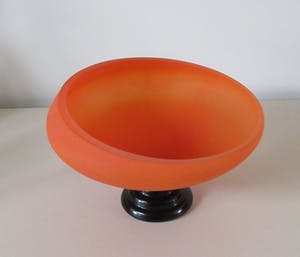 Niet of onleesbaar gesigneerd - Art deco oranje gesatineerde glazen schaal op voet kopen? Bied vanaf 1!