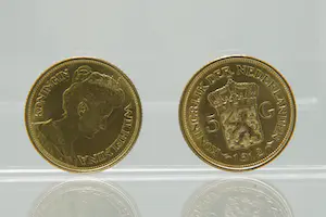 47- TWEE 900/1000 (90%) gouden "vijfjes" - Koningin Wilhelmina - 1912 kopen? Bied vanaf 440!