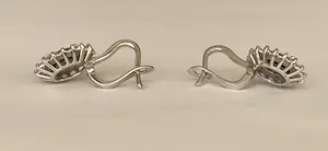 18-kt Witgouden oorbellen met groene saffier, ca 3,00 karaat en diamanten kopen? Bied vanaf 1100!