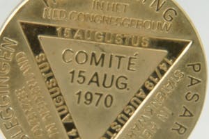 1246- Massief 585/1000 penning - capitulatie Japan /comite 15 aug 1970 - gekeurd kopen? Bied vanaf 190!