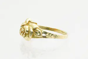 51 - Mooi bewerkte 18 Krt gouden dames ring met Roos - kleine maat/model kopen? Bied vanaf 190!