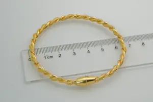 12 - Fraai afgewerkte 20Krt geel gouden  armband gedraaid model kopen? Bied vanaf 1105!