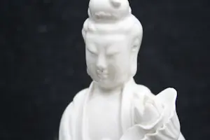 Niet of onleesbaar gesigneerd - Paar Chinese Blanc de Chine Porseleinen Guanyin Kwan Yin Beeldjes Begin 20thC kopen? Bied vanaf 1!