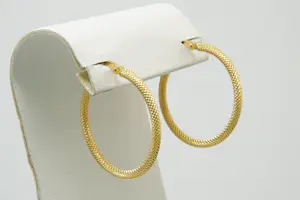 6 - Elegant paar (zo goed als nieuwe) geel-gouden & geruwde 18 Krt oorclips kopen? Bied vanaf 80!