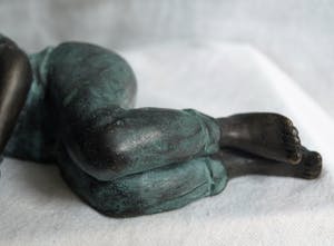 Niet of onleesbaar gesigneerd - Bronzen leesbeeld / leesbeeldje , “Meisje“ kopen? Bied vanaf 1!
