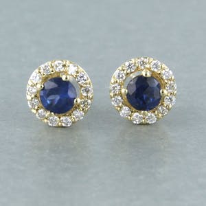 14k gouden oorknoppen bezet met een saffier en briljant geslepen diamant kopen? Bied vanaf 250!