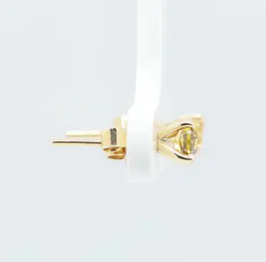 New brillant earrings in 14 Karat (585) yellowgold with natural fancy color kopen? Bied vanaf 650!