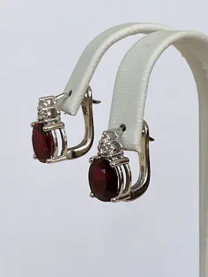 18 Kt witgouden oorbellen met rode robijnen ca 4,00 crt  en diamanten kopen? Bied vanaf 1400!