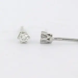 18k wit gouden solitair oorknoppen bezet met briljant geslepen diamant 0.08ct kopen? Bied vanaf 195!
