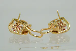 49 - Een paar stijlvolle 18krt gouden dames oorclips met roze steentjes kopen? Bied vanaf 370!