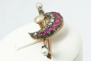 Bwgg halve maan Broche Cushion / Bolsjewiek diamant & robijn kopen? Bied vanaf 160!