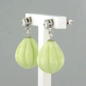 18k gouden oorhangers met limoen chrysopraas en briljant geslepen diamant kopen? Bied vanaf 385!