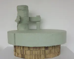 Linda Nieuwstad - Object van textiel (hout en karton), Zonder titel kopen? Bied vanaf 70!