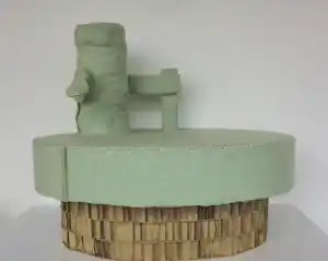 Linda Nieuwstad - Object van textiel (hout en karton), Zonder titel kopen? Bied vanaf 70!