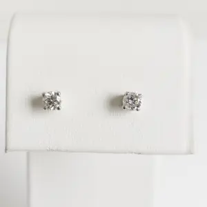 Diamanten oorknopjes kopen? Bied vanaf 400!
