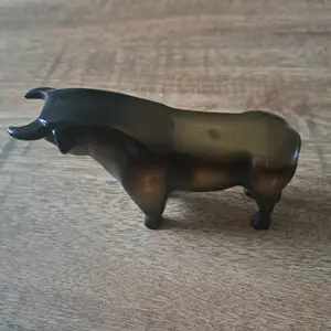 Brons (Onbekend) - abstracte stier, klaar voor de aanval kopen? Bied vanaf 60!