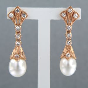 14k rosé gouden oorhangers bezet met parel en 8 kant geslepen diamant tot.0.34ct kopen? Bied vanaf 440!