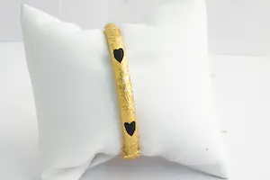 97- Surinaamse 22 krt ged. geel-gouden armband met zwarte uitgesneden harten kopen? Bied vanaf 470!
