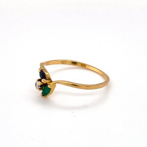 18K Goud - gouden ring met diamant, saffier en smaragd. maat 56(17,75) 1,20 gr kopen? Bied vanaf 90!