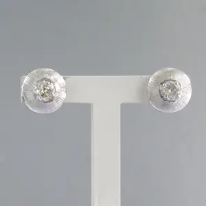 BWG witte oorknoppen bezet met single cut geslepen diamant totaal circa 0.15ct kopen? Bied vanaf 210!