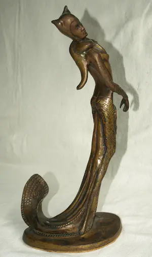 Brons (Onbekend) - Bronzen beeld , Vrouw – in Art Deco stijl – hoogte 38 cm. kopen? Bied vanaf 1!