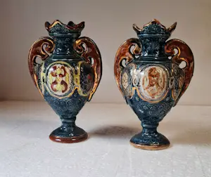 Keramiek overige - 2 vaasjes merk Romano. Dit is een antieke majolica kopen? Bied vanaf 20!