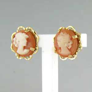 18k gouden ooroorknoppen met camee kopen? Bied vanaf 240!