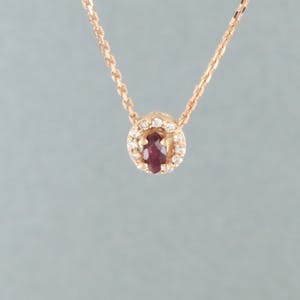 14k rosé gouden collier met hanger bezet met robijn en briljant geslepen diamant kopen? Bied vanaf 200!