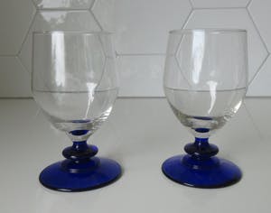Niet of onleesbaar gesigneerd - Twee art deco stijl wijnglaasjes met blauwe voet kopen? Bied vanaf 1!