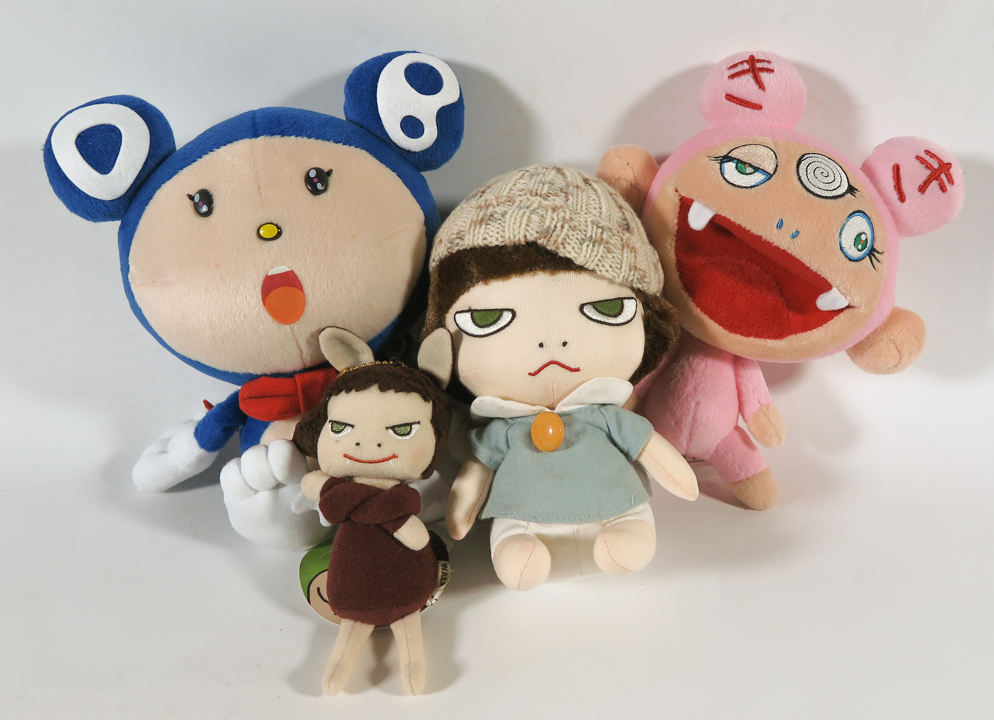 Takashi Murakami - en Yoshitomo Nara, - Lot van vier pluche collectibles verkocht voor € 180!