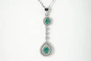 56 - Fijn 14Krt witgouden collier & (0.50ct) diamanten hanger met 2 smaragden kopen? Bied vanaf 360!