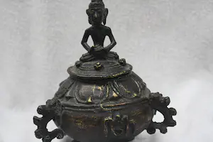 Niet of onleesbaar gesigneerd - Een Oude Bronzen Wierrook Tripod China, late Qing-dynastie (1644-1912). kopen? Bied vanaf 1!