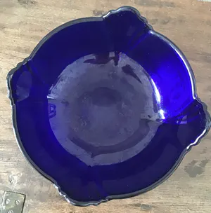 Niet of onleesbaar gesigneerd - Zware blauwe glazen schaal met groot drinkglas kopen? Bied vanaf 1!
