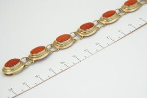 2033-Geelgouden Vintage 14krt armband met ovaal cabuchon geslepen bloedkoralen kopen? Bied vanaf 280!