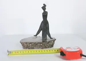 Clemens Pasch - Brons, Zittende vrouw op natuurstenen voet (Gerda) + boek! kopen? Bied vanaf 100!