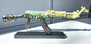 Diederik Van Apple - AK-47 Peace Edition, kunststof object in originele kist kopen? Bied vanaf 375!