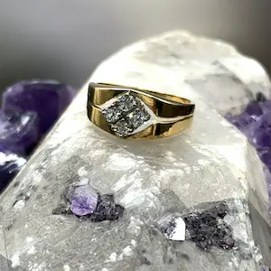 Ausgefallener Vintagering in 18 Karat Gelb -und Weißgold mit feinen Brillanten kopen? Bied vanaf 699!