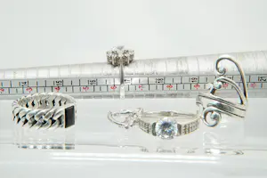18 - Lot bestaande uit 1e geh. zilver (Buddha2Buddha) ringen en paar oorclips kopen? Bied vanaf 40!