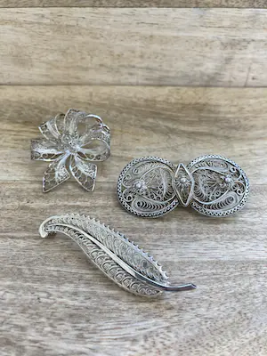 Een Lotje van drie zilveren broches filigrain kopen? Bied vanaf 39!