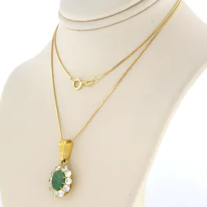 18k gouden collier met een entourage hanger bezet met smaragd en diamant kopen? Bied vanaf 700!