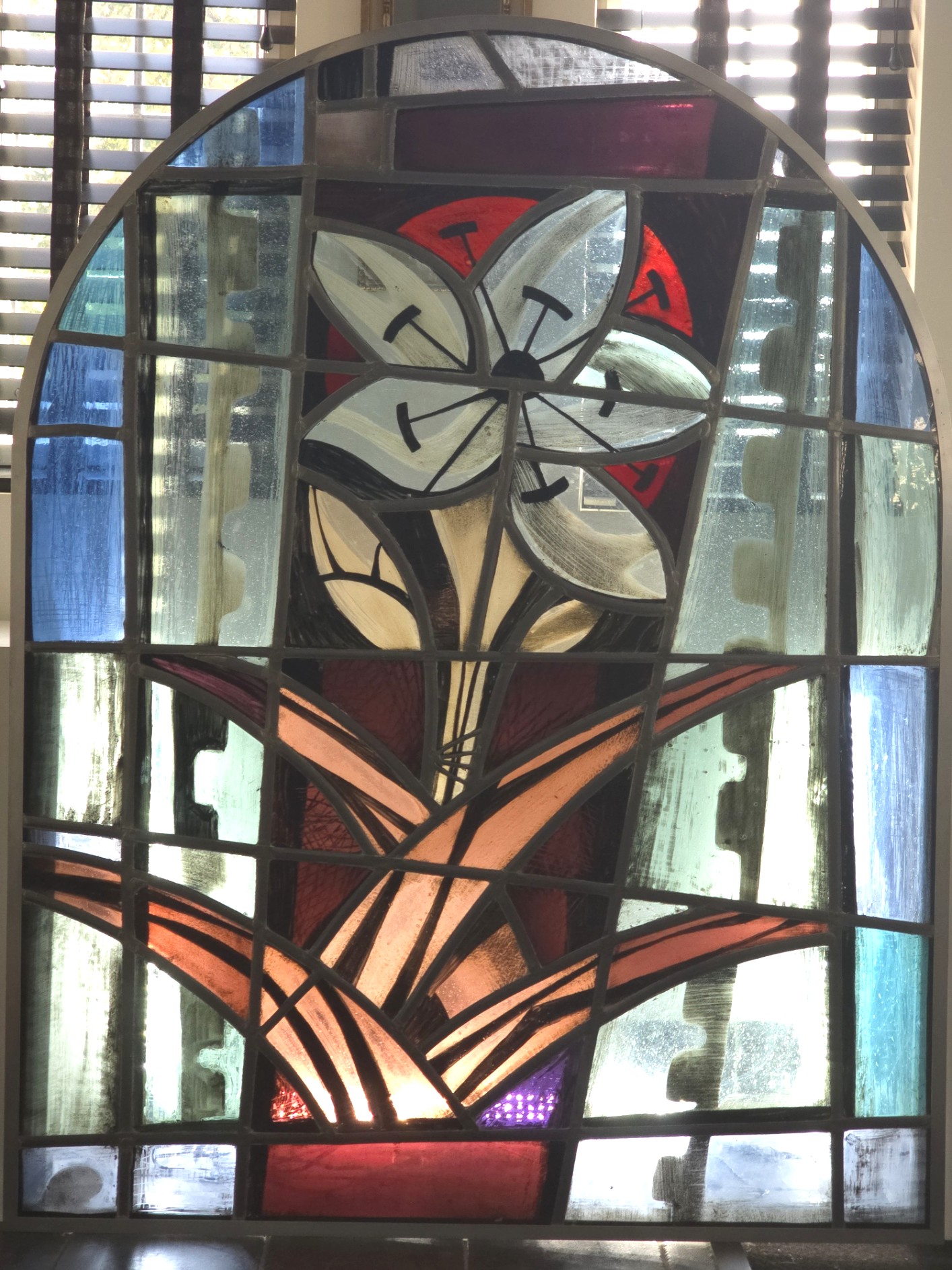 Akke Sins - Monumentaal Glas-in-Loodraam 'Witte Lelie' (Driesprongkerk Breda, ca. 1950) kopen? Bied vanaf 450!