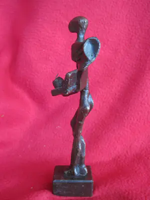 Hans van Eerd - Figuur met boek en appel. kopen? Bied vanaf 75!