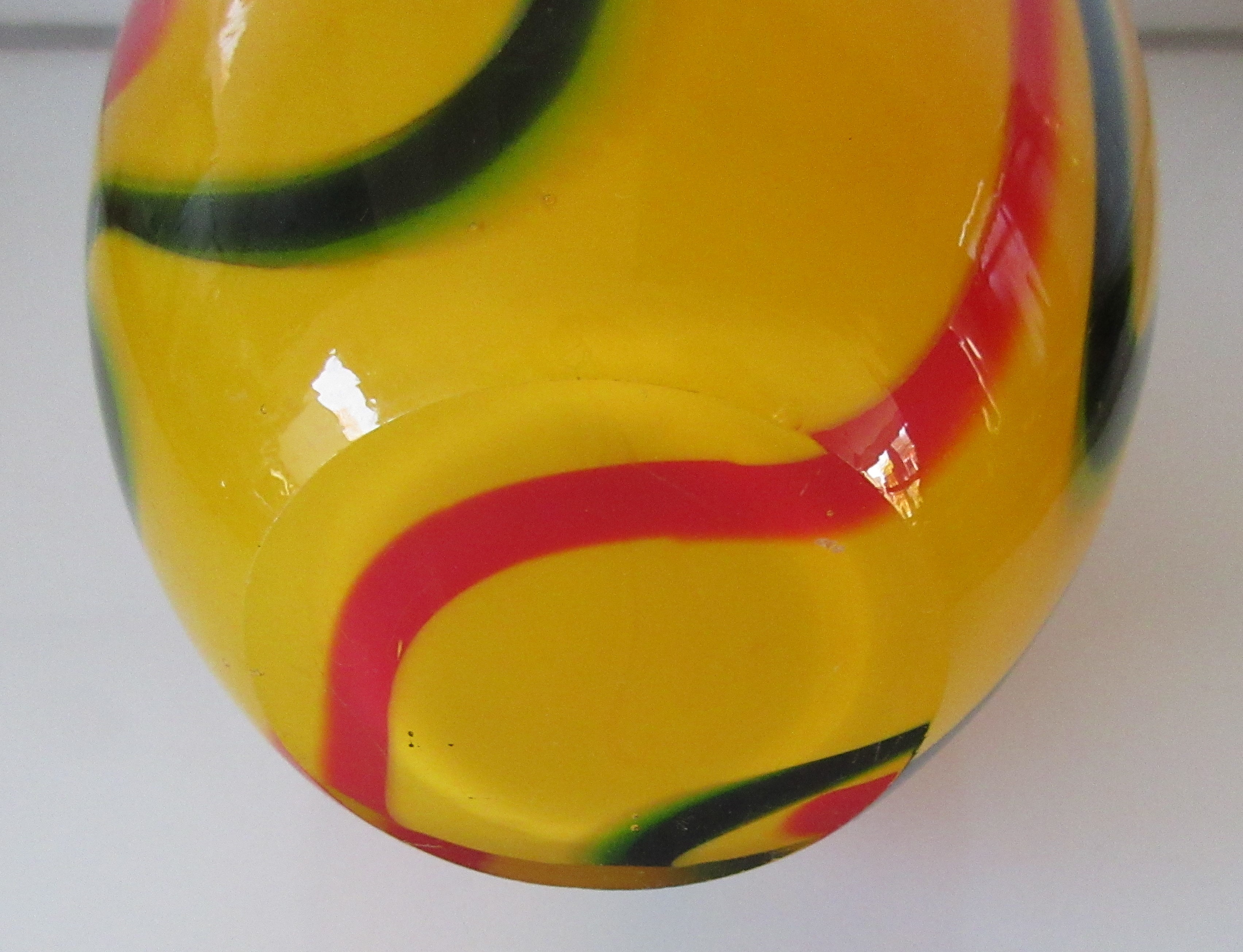 Niet of onleesbaar gesigneerd - Diep gele dikwandige Murano vaas met rode en donkergroene Swirls kopen? Bied vanaf 1!